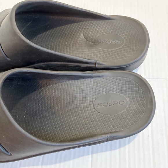 Oofos Ooah Slide Sandals Recovery Sandals Size 12 Size EU 45 Black Comfort Foam - Picture 3 of 8